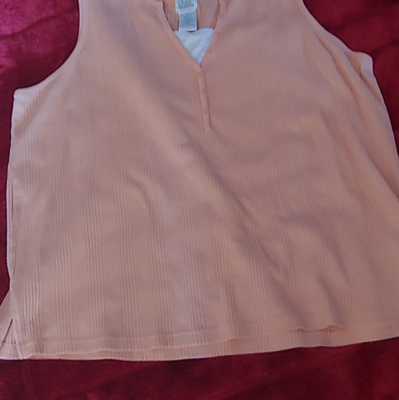 Peach color button detail in front tank top - Picture 4 of 4